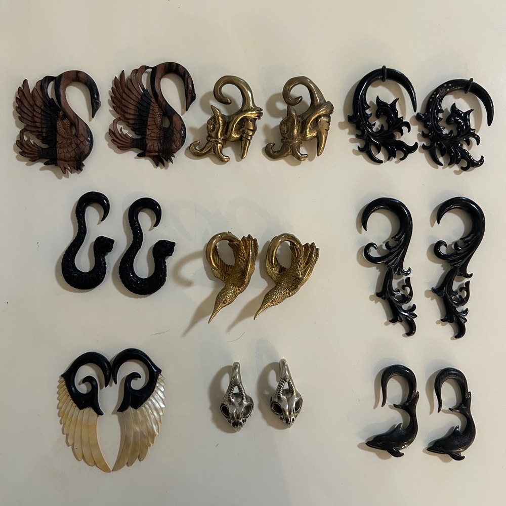 Lot of 9 beautiful organic hangers size 2 TAWAPA brass, bone, wood